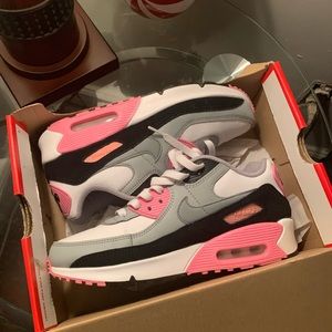Nike Air Max 90 LTR (GS) very gently used. Nike air max 90 (grade school) siz6Y